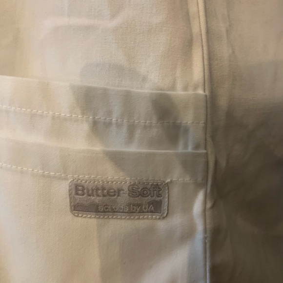Butter Soft White 3/4 sleeve scrub in white - Picture 4 of 5
